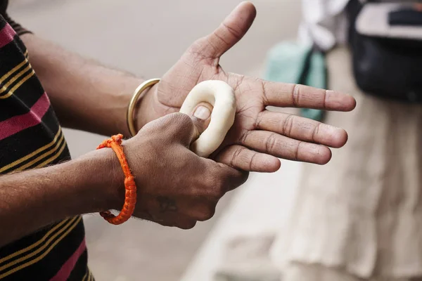 Індійська Чоловічої Руки Підготовки Katchuri Традиційні Індійські Смажені Продукти Харчування — стокове фото