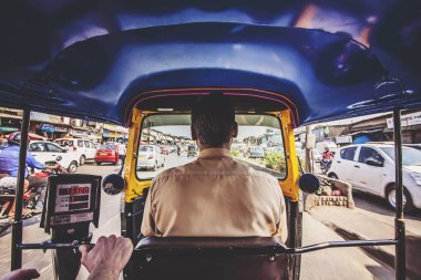 Mumbai, Hindistan, 7 Ocak 2018: çekçek araba içinde ana yol trafik