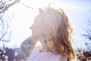 Bahar ışık bahçe içinde güzel kadın 