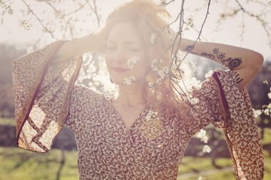 Bahar ışık bahçe içinde güzel kadın 