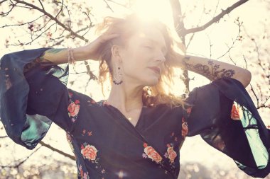 Bahar ışık bahçe içinde güzel kadın 