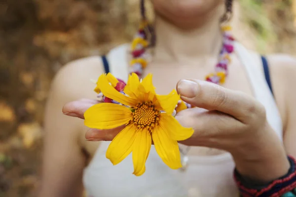 Living Flower Blossom Necklace — Stock Photo, Image