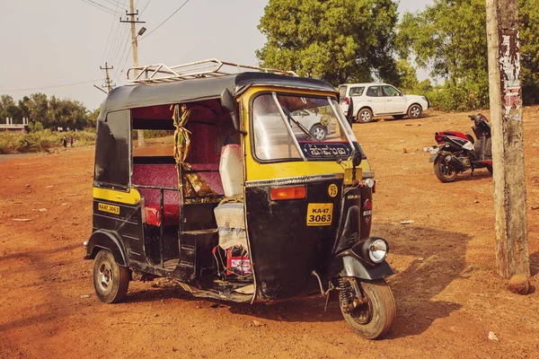 Гокарна Карнатака Індія Січня 2018 Рикші Таксі Таксі Чекають Недалеко — стокове фото
