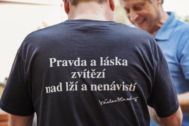 Prague, Çek Cumhuriyeti, 26,2018 olabilir: adam Tshirt Vaclav Havel en popüler sloganı ile giyiyor: hakikat ve sevgi zafer yalan ve kin
