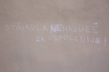 Prague, Çek Cumhuriyeti, 26 Mayıs 2018: el yazısı metin içinde kültürel olay Mala Strana mahkemeler Mala Strana duvarda