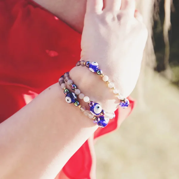 Mano Femenina Con Pulseras Cuentas —  Fotos de Stock