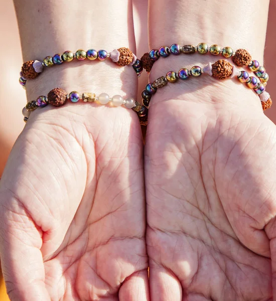 Palmas Femininas Com Talão Natural Pulseiras Pedra — Fotografia de Stock