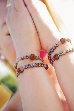 Namaste mudra yoga biçimli kap içinde eller