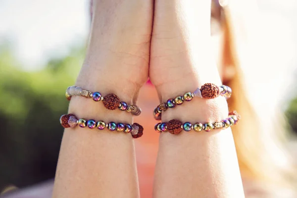 Frauenhände Namaste Mudra Mit Yogarmbändern — Stockfoto
