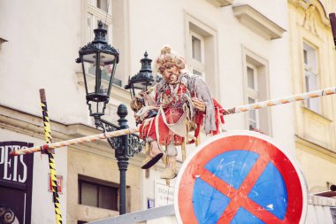 Prague, Çek Cumhuriyeti, 6 Mayıs 2018: Prag kukla butik yanındaki sokak yukarıda oturan cadı kukla