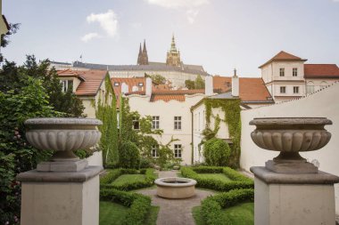 Geleneksel olmayan Prag görünümüne romantik mahkemeden St Vitus Katedrali Prag Kalesi