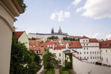 Geleneksel olmayan Prag görünümüne romantik mahkemeden St Vitus Katedrali Prag Kalesi