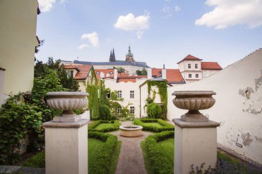 Geleneksel olmayan Prag görünümüne romantik mahkemeden St Vitus Katedrali Prag Kalesi