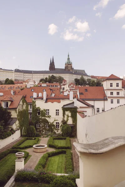 Nietradycyjnych Widok Pragi Romantyczny Sąd Pragi Vitus Cathedral — Zdjęcie stockowe