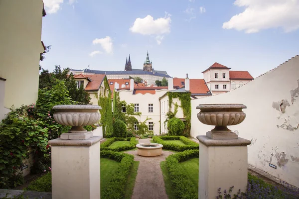 Geleneksel olmayan Prag görünümüne romantik mahkemeden St Vitus Katedrali Prag Kalesi