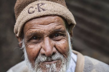 Udaipur, Rajasthan, Hindistan, 6 Şubat 2018: Şapkalı yaşlı bir adam portresi