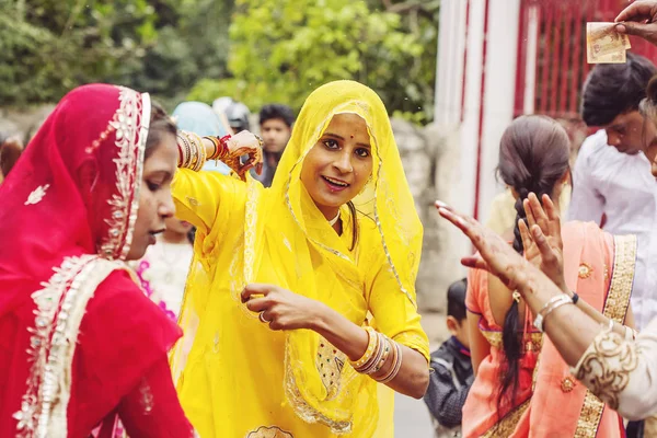 Udaipur Rajasthan Índia Fevereiro 2018 Jovens Indianas Sari Tradicional Dançando — Fotografia de Stock