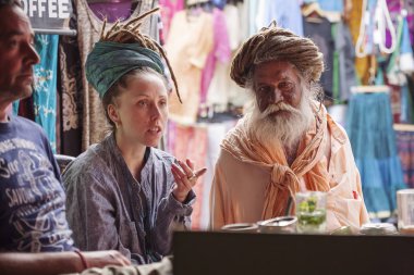 Pushkar şehir, İstanbul, Türkiye, 14 Şubat 2018: Sadhu baba ve kahve konuşmasında zevk Turizm