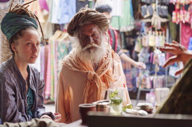 Pushkar şehir, İstanbul, Türkiye, 14 Şubat 2018: Sadhu baba ve kahve konuşmasında zevk Turizm