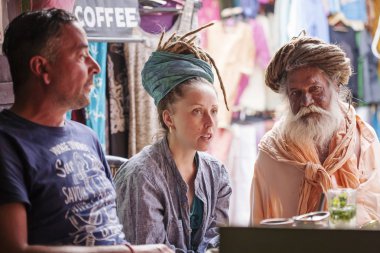 Pushkar şehir, İstanbul, Türkiye, 14 Şubat 2018: Sadhu baba ve kahvede oturan zevk Turizm