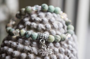 Doğal turkuaz taş boncuk yoga bilezik lotus kolye ile