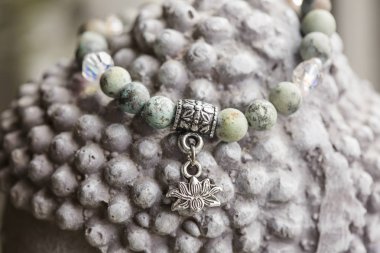 Doğal turkuaz taş boncuk yoga bilezik lotus kolye ile