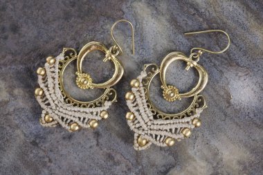 Makrome pirinç Küpe doğal zemin üzerine