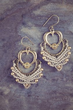 Makrome pirinç Küpe doğal zemin üzerine