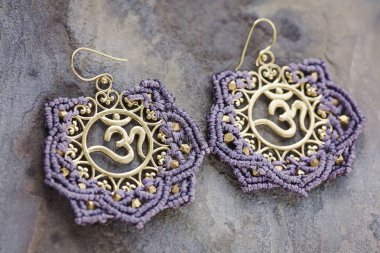 Pirinç metal makrome yoga küpe 