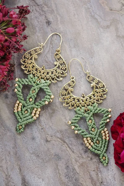 Boucles Oreilles Macrame Laiton Sur Fond Naturel — Photo