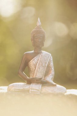 Zen lotus içinde oturan ve doğal ortamda meditasyon Buda heykeli