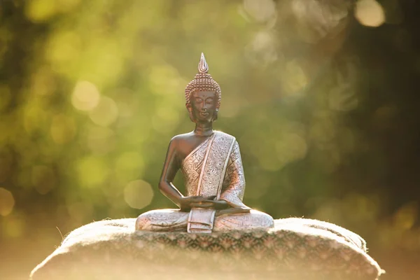 Estátua Buda Sentada Lótus Zen Meditando Ambiente Natural — Fotografia de Stock