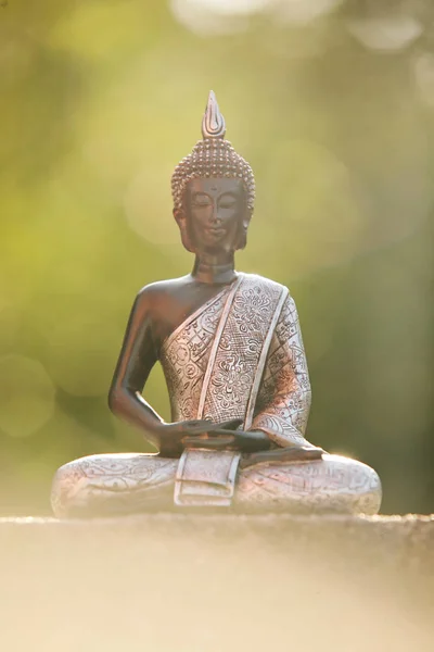 Estatua Buda Sentada Loto Zen Meditando Ambiente Natural —  Fotos de Stock