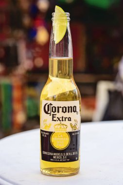 Prague, Çek Cumhuriyeti, 7 Temmuz 2018: cam, Corona hızlı birayla limon, açıklayıcı içerik parçası