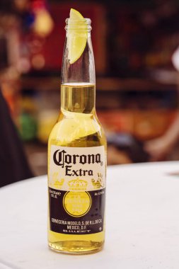 Prague, Çek Cumhuriyeti, 7 Temmuz 2018: cam, Corona hızlı birayla limon, açıklayıcı içerik parçası