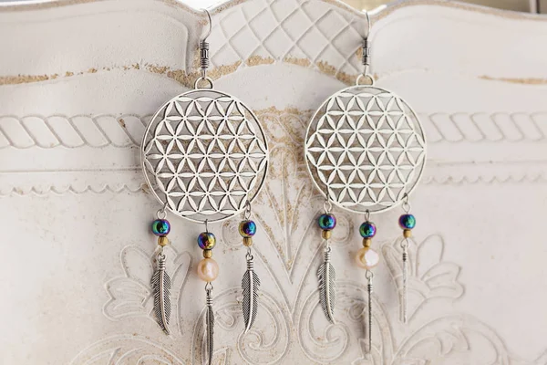 Boucles Oreilles Laiton Spirituelles Sur Fond Vintage — Photo