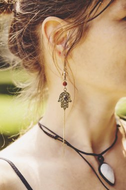 Kadın dekoratif uzun küpeler