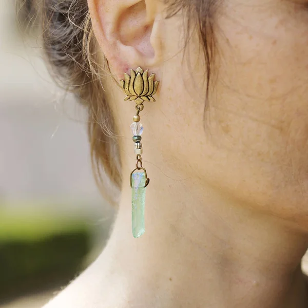 Mujer Con Pendientes Largos Decorativos — Foto de Stock