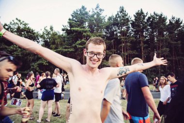 Kostrzyn nad Oder, Polonya, 4 Ağustos 2018, Woodstock Polonya Rock Festivali ücretsiz sarılmak eylemci