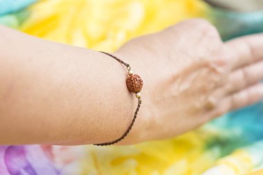 El üzerinde zarif küçük bilezik