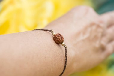 El üzerinde zarif küçük bilezik