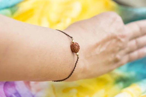 Elegante Pulsera Diminuta Mano Femenina — Foto de Stock