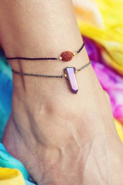 Kadın ayak bileği üzerinde küçük fashionable takı