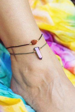 Kadın ayak bileği üzerinde küçük fashionable takı