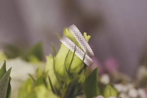 Білі Золоті Обручки Весільну Квітку — стокове фото