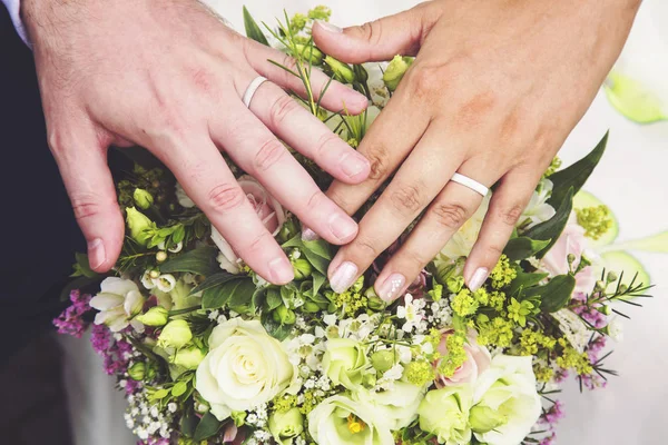 Yeni Evli Yüzük Ile Buket Düğün Eller — Stok fotoğraf