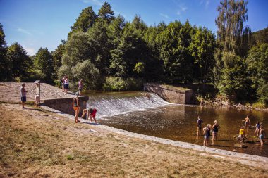 Ratiborice, Çek Cumhuriyeti - 7 Ağustos 2018: Viktorka savak Upa, Ceska Skalice tarafından Ratiborice üzerinde. Yer ünlü Bozena Nemcova yazar ve onun kitabı Babicka - Büyükanne - Ulusal kültürel Simgesel Yapı ile bağlı.