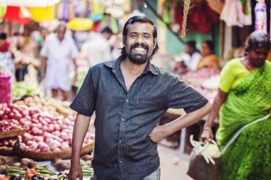 Udaipur, Rajasthan, Hindistan, 31 Ocak 2018: Hint erkek satıcı genel sebze pazarı