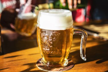 Filtre uygulanmamış çek bira Kozel bardak Prag, Çek Cumhuriyeti, 27 Eylül 2018: