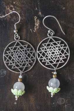 doğal taşlar ile kutsal geometri küpe